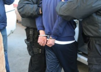 Tâlhărie între adolescenți | Un salontan a fost arestat după ce i-a furat lănțișorul unui localnic