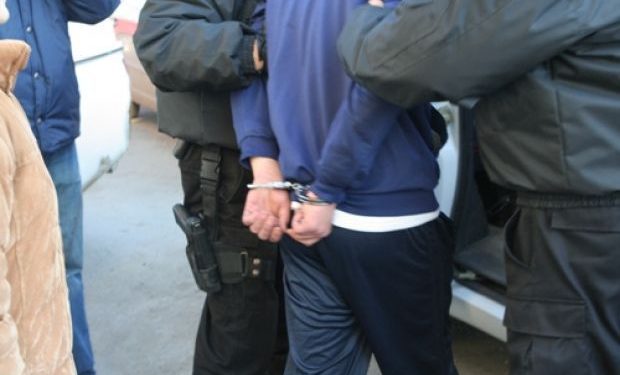 Tâlhărie între adolescenți | Un salontan a fost arestat după ce i-a furat lănțișorul unui localnic
