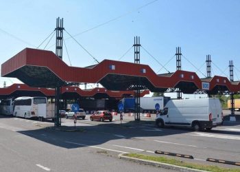 Doi polițiști de frontieră din Borș, acuzați că au ajutat 7 români să intre în țară fără carantină, rămân sub control judiciar