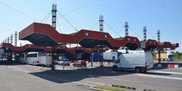 Doi polițiști de frontieră din Borș, acuzați că au ajutat 7 români să intre în țară fără carantină, rămân sub control judiciar