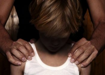 Copii agresați sexual pe scările unui centru comercial. Doi bărbați au fost trimiși în judecată