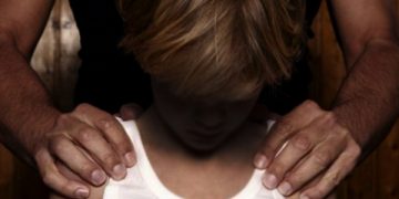 Copii agresați sexual pe scările unui centru comercial. Doi bărbați au fost trimiși în judecată