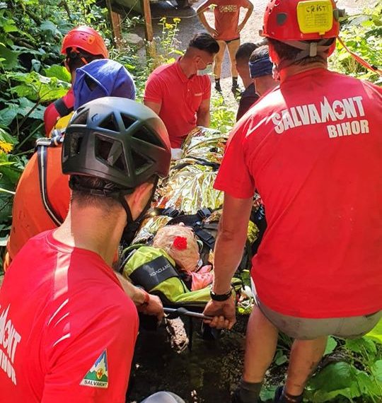 Accident în Munții Bihorului | O turistă, în pericol de hipotermie după ce a căzut în apa rece de 10 grade, pe Cheile Galbenei