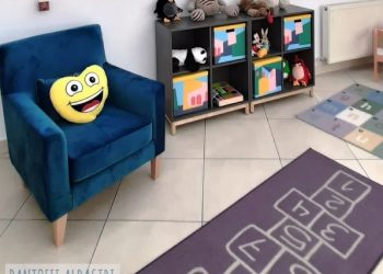 Camera cu mașinuțe, bomboane și jucării din cadrul unei instanțe din România