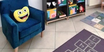 Camera cu mașinuțe, bomboane și jucării din cadrul unei instanțe din România