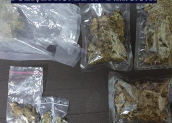 VIDEO. Opt persoane, prinse în flagrant delict, cu drogurile asupra lor. Două încercau să vândă 5 kilograme de canabis