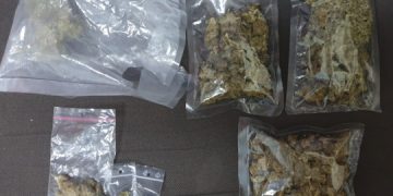 VIDEO. Opt persoane, prinse în flagrant delict, cu drogurile asupra lor. Două încercau să vândă 5 kilograme de canabis