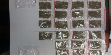 Droguri și mii de euro, găsiți la o percheziție în Satu Mare