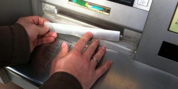 Bancomate din Bihor, ”atacate” cu bandă dublu adezivă! Cu ce dispozitive artizanale a vrut un bărbat să fure bani din ATM-uri