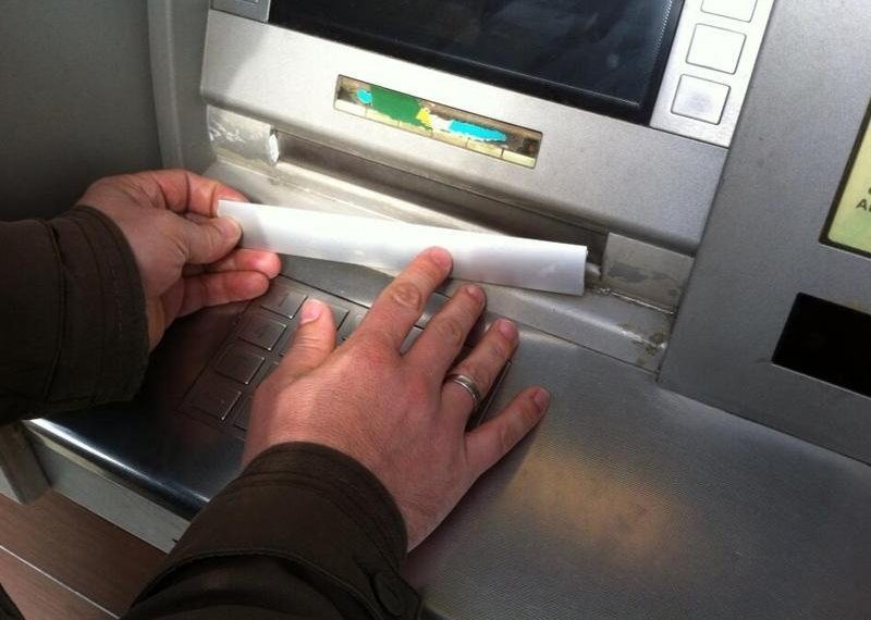 Bancomate din Bihor, ”atacate” cu bandă dublu adezivă! Cu ce dispozitive artizanale a vrut un bărbat să fure bani din ATM-uri