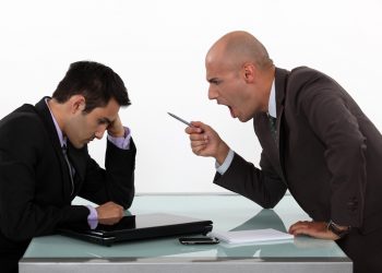 Amenzi de până la 15.000 de lei pentru HĂRȚUIRE MORALĂ la locul de muncă. Legea a fost promulgată azi