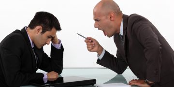 Amenzi de până la 15.000 de lei pentru HĂRȚUIRE MORALĂ la locul de muncă. Legea a fost promulgată azi