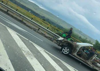 Nici RABLĂ nu-i poți spune | Mașină fără capotă, portiere și numere, oprită de polițiști pe un drum european