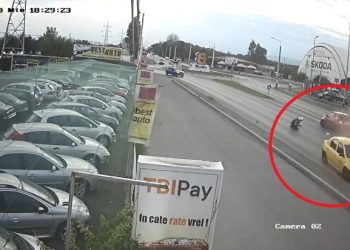 Tentativă de OMOR | O șoferiță a lovit cu mașina un polițist pe motocicletă, care încerca să o oprească (VIDEO)