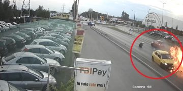 Tentativă de OMOR | O șoferiță a lovit cu mașina un polițist pe motocicletă, care încerca să o oprească (VIDEO)