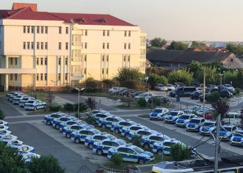 Suspecți IZOLAȚI printr-un separator pe bancheta din spate a noilor mașini primite de Poliția Bihor