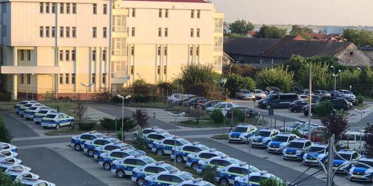 Suspecți IZOLAȚI printr-un separator pe bancheta din spate a noilor mașini primite de Poliția Bihor