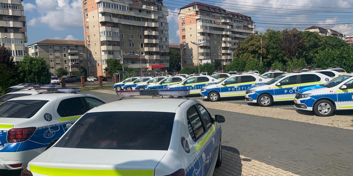 Suspecți IZOLAȚI printr-un separator pe bancheta din spate a noilor mașini primite de Poliția Bihor