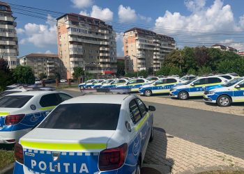 Suspecți IZOLAȚI printr-un separator pe bancheta din spate a noilor mașini primite de Poliția Bihor