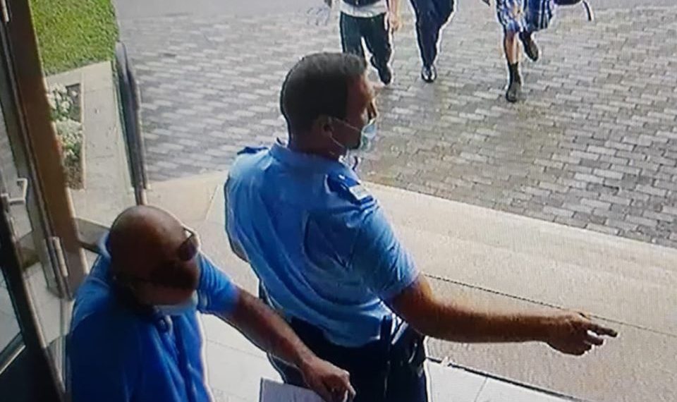 SCANDAL în fața Finanțelor din Oradea! Doi bărbați amețiți de băutură s-au amenințat din cauza unei… datorii (FOTO)