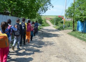 Tichete de 500 de lei pentru elevii defavorizați. Pot fi folosite DOAR pentru cumpărarea de rechizite și haine