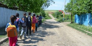 Tichete de 500 de lei pentru elevii defavorizați. Pot fi folosite DOAR pentru cumpărarea de rechizite și haine