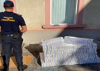 Un sătmărean prins cu ţigări de contrabandă. Acestea erau pitite în tavanul microbuzului (VIDEO)