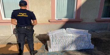 Un sătmărean prins cu ţigări de contrabandă. Acestea erau pitite în tavanul microbuzului (VIDEO)