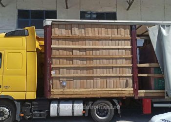 Captură RECORD | Țigări de 2,4 milioane de lei, găsite printre cărămizile din remorca unui TIR