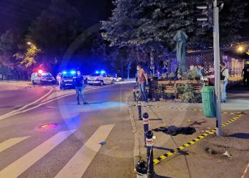 Tânăr ÎNJUNGHIAT în inimă de un boschetar, în Satu Mare | Victima se plimba alături de iubita sa când s-a produs atacul