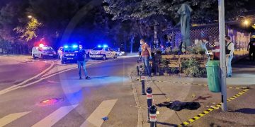 Tânăr ÎNJUNGHIAT în inimă de un boschetar, în Satu Mare | Victima se plimba alături de iubita sa când s-a produs atacul