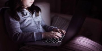”Vânătorii” de pedofili, ajutați de un regulament european provizoriu pentru combaterea ABUZULUI SEXUAL ONLINE asupra copiilor