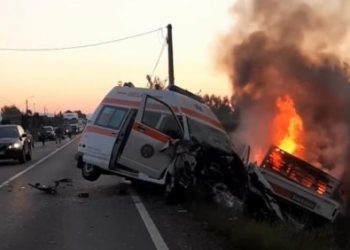 Ambulanță implicată într-un ACCIDENT grav | Un asistent medical a murit, iar un bărbat din altă mașină a ars de viu