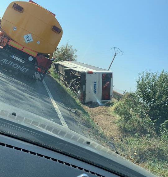 Un autobuz, o autoutilitară și trei autoturisme, implicate într-un ACCIDENT pe DN79 Oradea-Arad, la ieșire din Nojorid