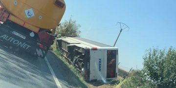 Un autobuz, o autoutilitară și trei autoturisme, implicate într-un ACCIDENT pe DN79 Oradea-Arad, la ieșire din Nojorid