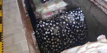 VIDEO | Cărți de MILIOANE DE LIRE, furate din Anglia, găsite SUB PODEA, la o percheziție în România. La anchetă au participat și polițiști din Bihor