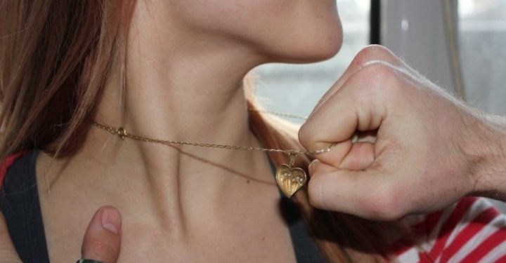 ATAC în fața blocului | Un bărbat a fost arestat după ce a JEFUIT o pensionară din Oradea