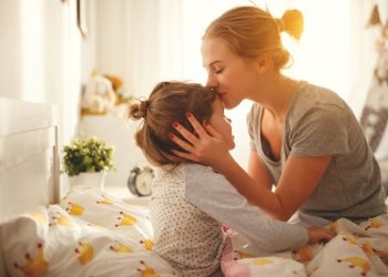 ”Teribilă încurcătură” la naștere | Cum a ajuns o fetiță să aibă două mame: cea biologică și cea din acte. Ce a decis instanța