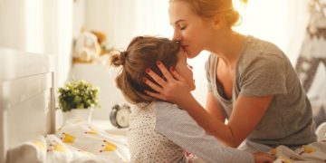 ”Teribilă încurcătură” la naștere | Cum a ajuns o fetiță să aibă două mame: cea biologică și cea din acte. Ce a decis instanța