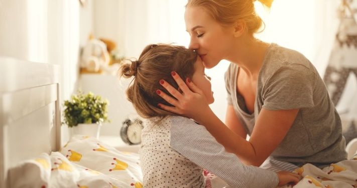 ”Teribilă încurcătură” la naștere | Cum a ajuns o fetiță să aibă două mame: cea biologică și cea din acte. Ce a decis instanța