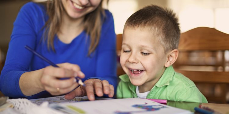 Actele care trebuie completate de părinți pentru a primi zile libere când se închid școlile din cauza COVID-19, în vigoare de duminică