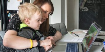 Actele care trebuie completate de părinți pentru a primi zile libere când se închid școlile din cauza COVID-19, în vigoare de duminică