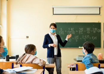 2.000 de lei lunar – STIMULENT pentru cadrele didactice pe timpul stării de alertă sau de urgență | Personalul auxiliar primește 1.500 de lei/lună