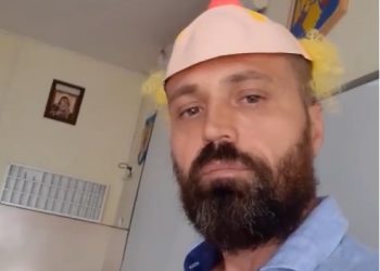 Un profesor de la Liceul Sportiv din Oradea, protest cu mască de clovn în sala de clasă, alături de elevi: ”Stăm ca animăluțele în țarc”