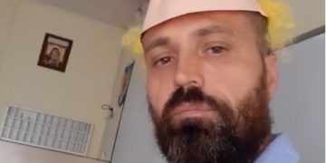 Un profesor de la Liceul Sportiv din Oradea, protest cu mască de clovn în sala de clasă, alături de elevi: ”Stăm ca animăluțele în țarc”