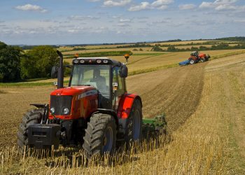 De neînțeles | Tatăl unei fetițe care a căzut dintr-un tractor a încercat să-l scape pe șoferul care a provocat accidentul