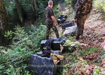 ÎMPUȘCĂTURI la frontieră | Mii de pachete de țigări de contrabandă aduse din Belarus, abandonate de cărăuși