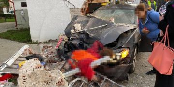 O mașină cu numere de Bihor a spulberat o florărie și a lovit MORTAL o femeie, în Satu Mare