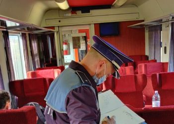 Controale ale Poliției Bihor în trenuri | CFR face apel către călători să NU urce în garniturile în care nu mai sunt locuri