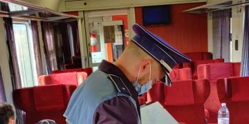 Controale ale Poliției Bihor în trenuri | CFR face apel către călători să NU urce în garniturile în care nu mai sunt locuri